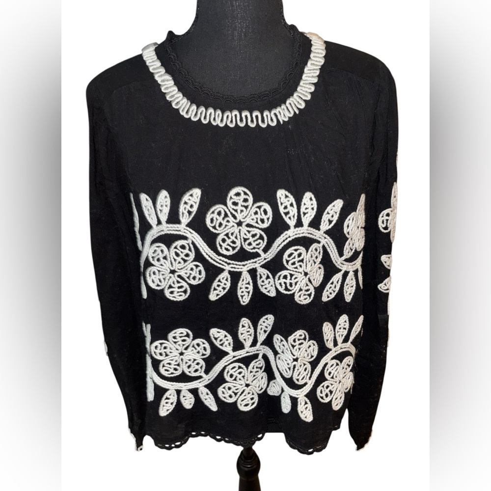 NWT JENNIFER AND GRACE | Black and white embroidered top L